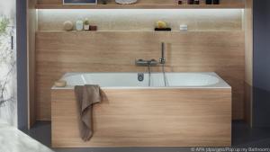 Farbe kommt auch durch die Werkstoffe ins Bad - bei Villeroy & Boch durch Holz