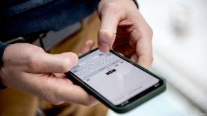 Seinen Daumen zuliebe bedient man das Smartphone lieber beidhändig