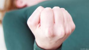 Hand zur Faust ballen ist eine einfache und effektive Kräftigungsübung