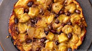 Bei einer Tarte Tatin kommt zuerst die Füllung mit einer Karamellschicht in die Form