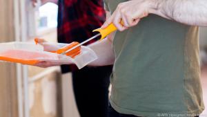 In den meisten Fällen ist Streichen günstiger als Tapezieren - und einfacher