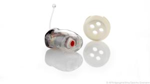 Trend zur Miniaturisierung: Manche Im-Ohr-Ho·rsysteme sind so klein wie ein Knopf