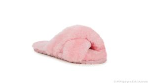 Ein optisches Highlight ist der neue Schuhtrend Plüschschlappe