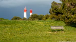 Keine Sinnestäuschung ist das Leuchtturm-Doppel auf der Insel Aix