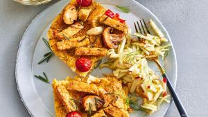Polenta eignet sich auch zum Backen, hier mit Tempeh und Fenchel-Apfel-Salat