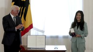 Mai Thi Nguyen-Kim (r.) bekam 2020 das Bundesverdienstkreuz