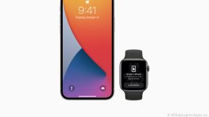 Die Apple Watch in der Nähe des iPhones erspart eine Code-Eingabe