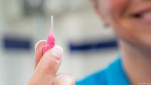 Interdentalbürsten reinigen in relativ offenen Zahnzwischenräumen