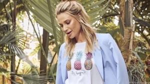 Ein buntes T-Shirt kombiniert mit Bermuda-Shorts und einem Blazer
