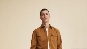 Dieser Workwear-Look von Dockers kombiniert Overshirt, T-Shirt und Hose
