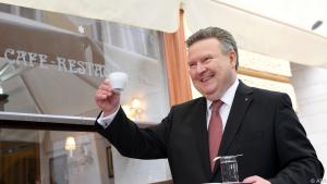 Wiens Bürgermeister Michael Ludwig freut sich über einen Kaffee