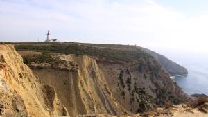 Der Leuchtturm am wilden Espichel-Kap thront über den Klippen