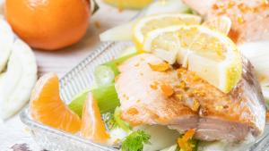 Lachs liefert reichlich Proteine und darf ruhig häufiger auf dem Teller landen