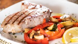 Thunfisch ist reich an Proteinen und damit perfekt für Kraftsportler