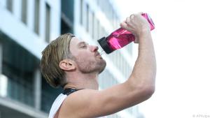 Der Griff zur Wasserflasche ist unverzichtbar