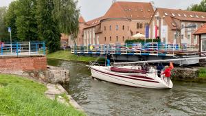 Die alte Drehbrücke in Gizycko wird noch immer per Hand bedient
