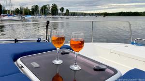 Ein Sundowner in der Marina bildet den Abschluss eines Tages auf den Seen