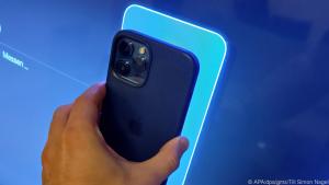 Die Kameras im iPhone messen die Farbdarstellung des Fernsehers