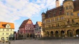 Der Marktplatz von Rothenburg ist geräumig - die Leere fällt da noch stärker auf