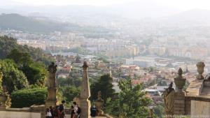 Die Stadt verliert sich im Dunst: Blick von der Wallfahrtskirche auf Braga
