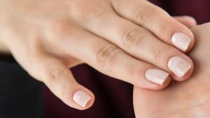 Dezent: Seine Nägel in Nude oder in Grau-Tönen lackieren