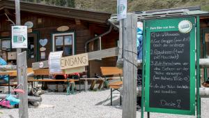 Ein Schild erklärt, was in Corona-Zeiten zu tun ist