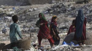 Afghanische Flüchtlingskinder spielen im Dreck