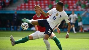 Mbappe in Zweikampf mit Orban