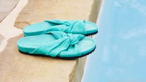 Fürs Schwimmbad genauso wie für die Straße: Badeschlapfen liegen im Trend