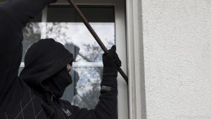 Mit schwerem Gerät haben es Einbrecher oft leicht, ins Haus einzusteigen