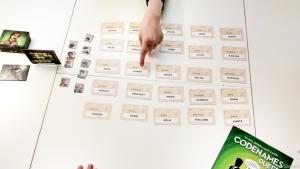 Bei "Codenames Duett" werden Mitspieler auf einen Begriff hingewiesen