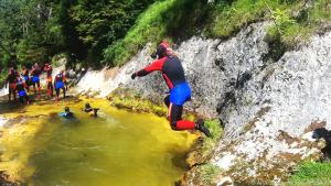 Auf der Gumpenwanderung mit Taucherbrille geht es von Naturpool zu Naturpool