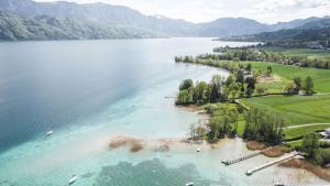 Das Wasser des Attersees zeigt sich aus der Luft in fast schon karibischen Farben