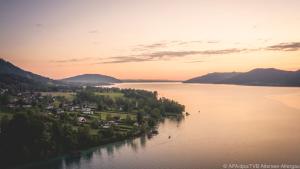 Der Attersee lockt Ruhesuchende, aber auch Wassersportler