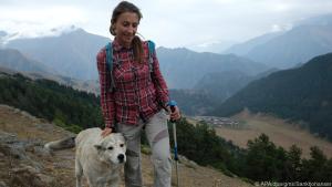 Ein Hirtenhund folgt Reiseführerin Ididze über den Tutariki-Pass