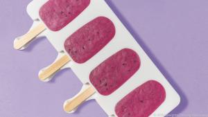 Die Joghurt-Heidelbeer-Popsicles lässt man über Nacht im Tiefkühler aushärten