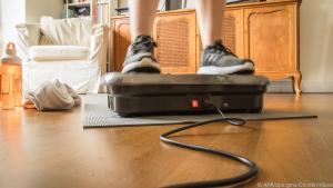 Auf der Vibrationsplatte sollte man eine breite Standfläche haben