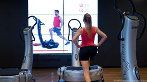 Das Training mit einer Vibrationsplatte lässt sich im Fitnessstudio ausprobieren