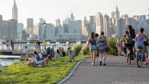 Blick auf Midtown Manhattan vom Transmitter-Park in Greenpoint