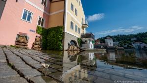 Wer dafür noch Zeit hat: Sandsäcke schützen das Haus länger vor Überschwemmungen
