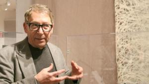 Stuart Weitzman bei der Vorbesichtigung seiner Ausstellung historischer Schuhe