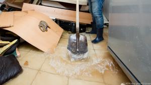 Auf gefliestem Boden lassen sich Wasser und Schlamm besser entfernen