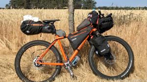 Zehn Taschen am Bikepacking-Fahrrad bieten rund 50 Liter Stauvolumen
