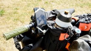 Getränke in Griffnähe und eine Gummiband-Lösung als Smartphone-Halterung
