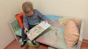 Gerade für Kinderzimmer oder Kindergärten finden sich Möbel aus Karton im Handel