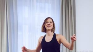 Der Hula-Hoop-Reifen lässt sich auch problemlos in der Wohnung schwingen