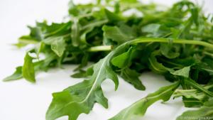 Auch bestimmte Gemüsesorten wie Rucola liefern dem Körper eine Menge Calcium