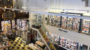 Blick in das Buchgeschäft in der Broerenkerk aus dem 15. Jahrhundert in Zwolle