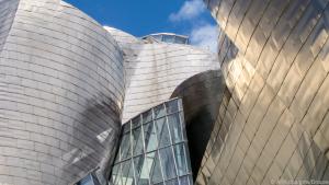 Das futuristische Guggenheim-Museum in der Stadt Bilbao