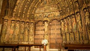 Das gotische Portal der Kirche Santa María de los Reyes in Laguardia